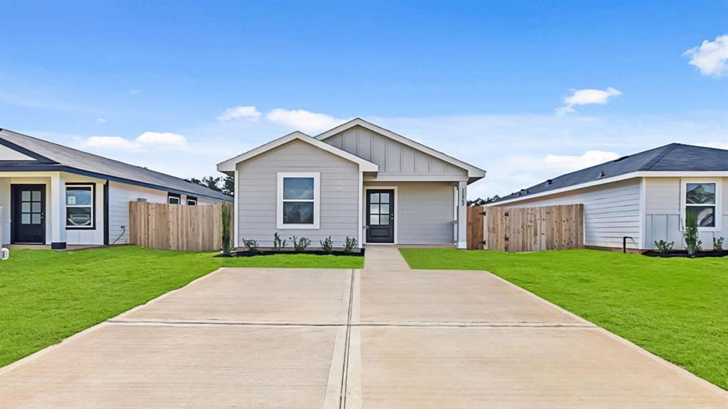 a view of a yard in front of a house