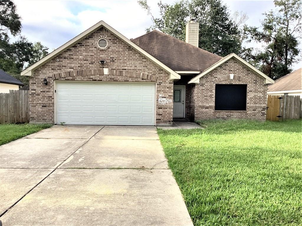 a front view of house with yard and garage