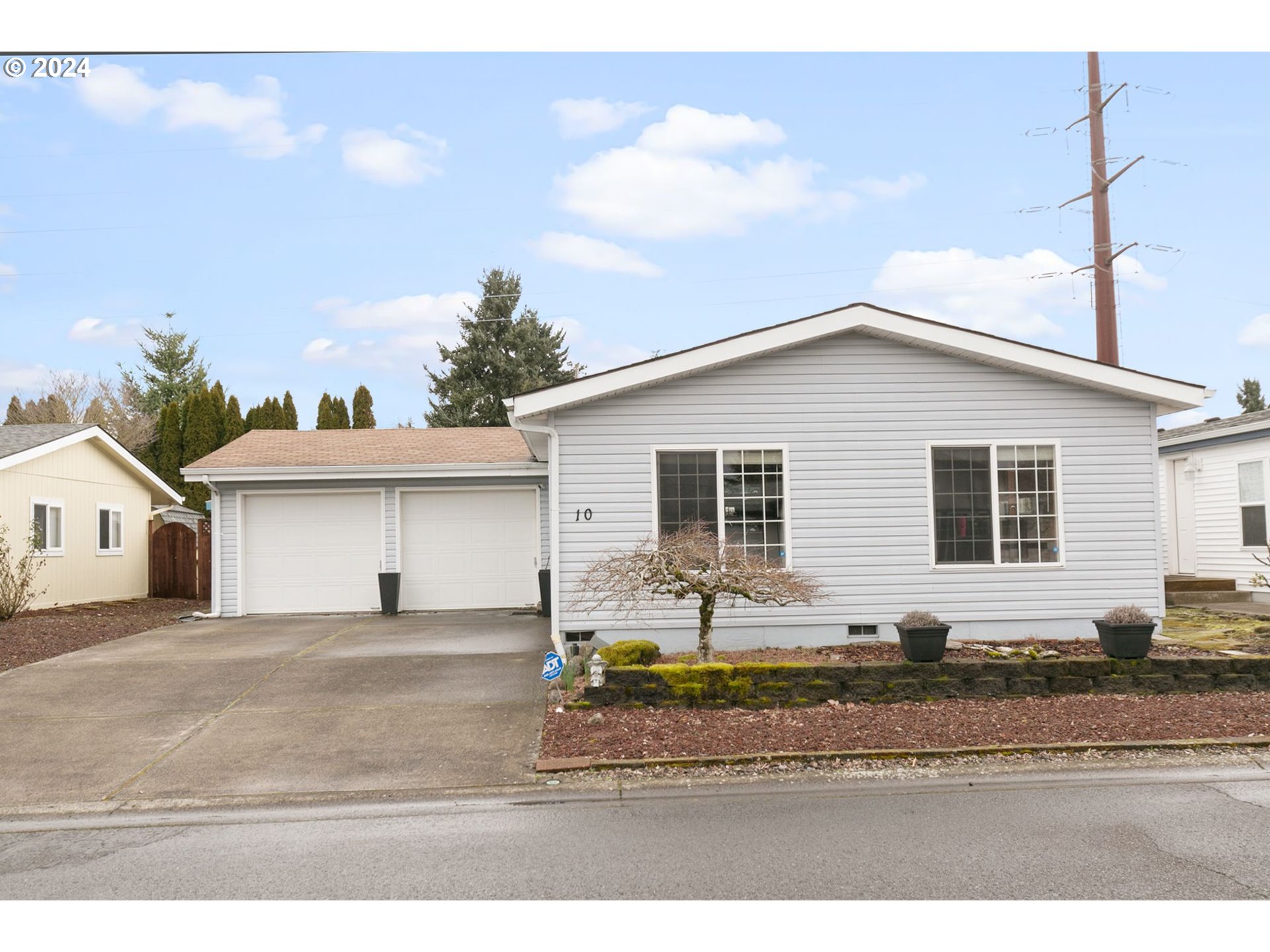 a view of a yard in front of a house