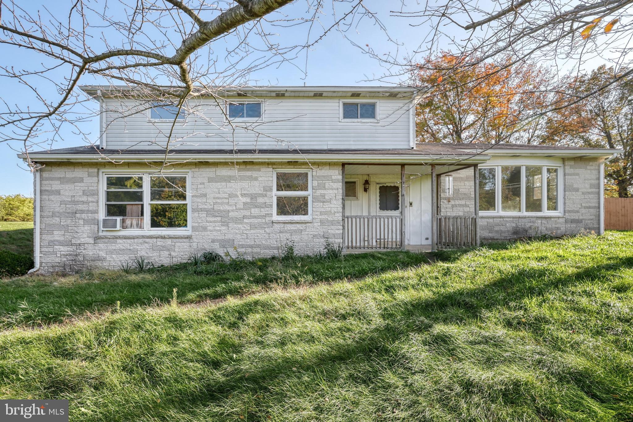 a view of front of a house with a yard