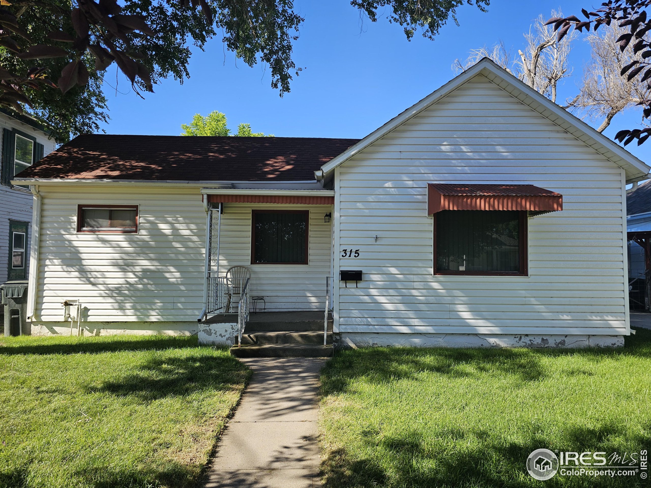 a front view of house with yard