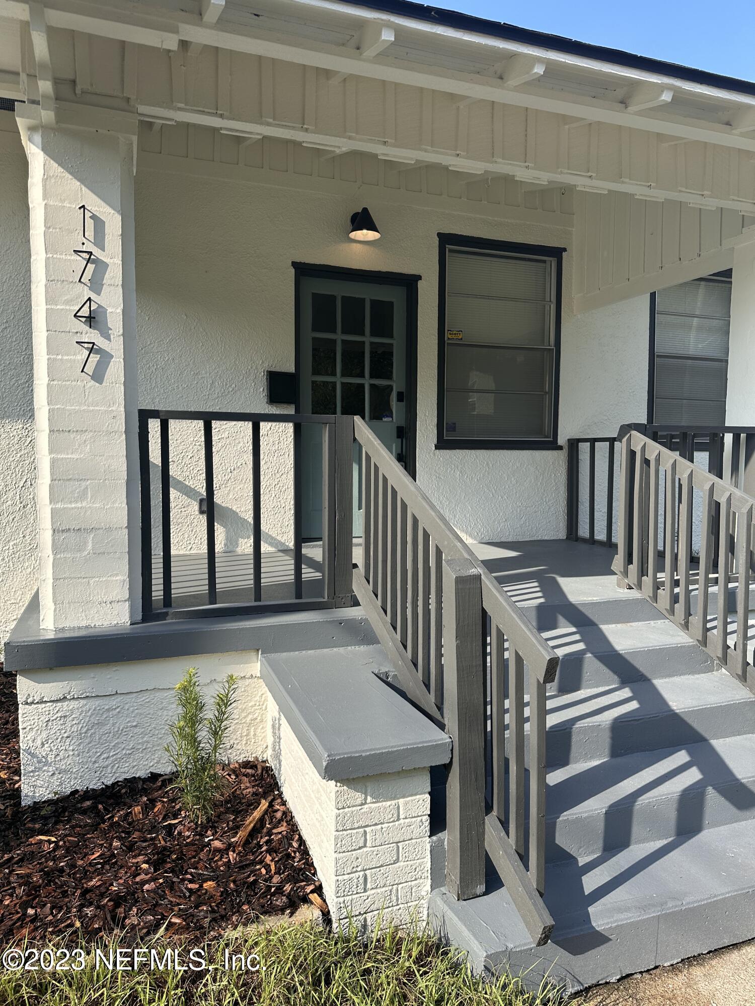 a view of entryway with a front door