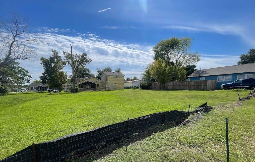 a view of a yard with an outside space