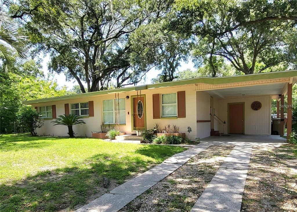 a view of a house with a yard