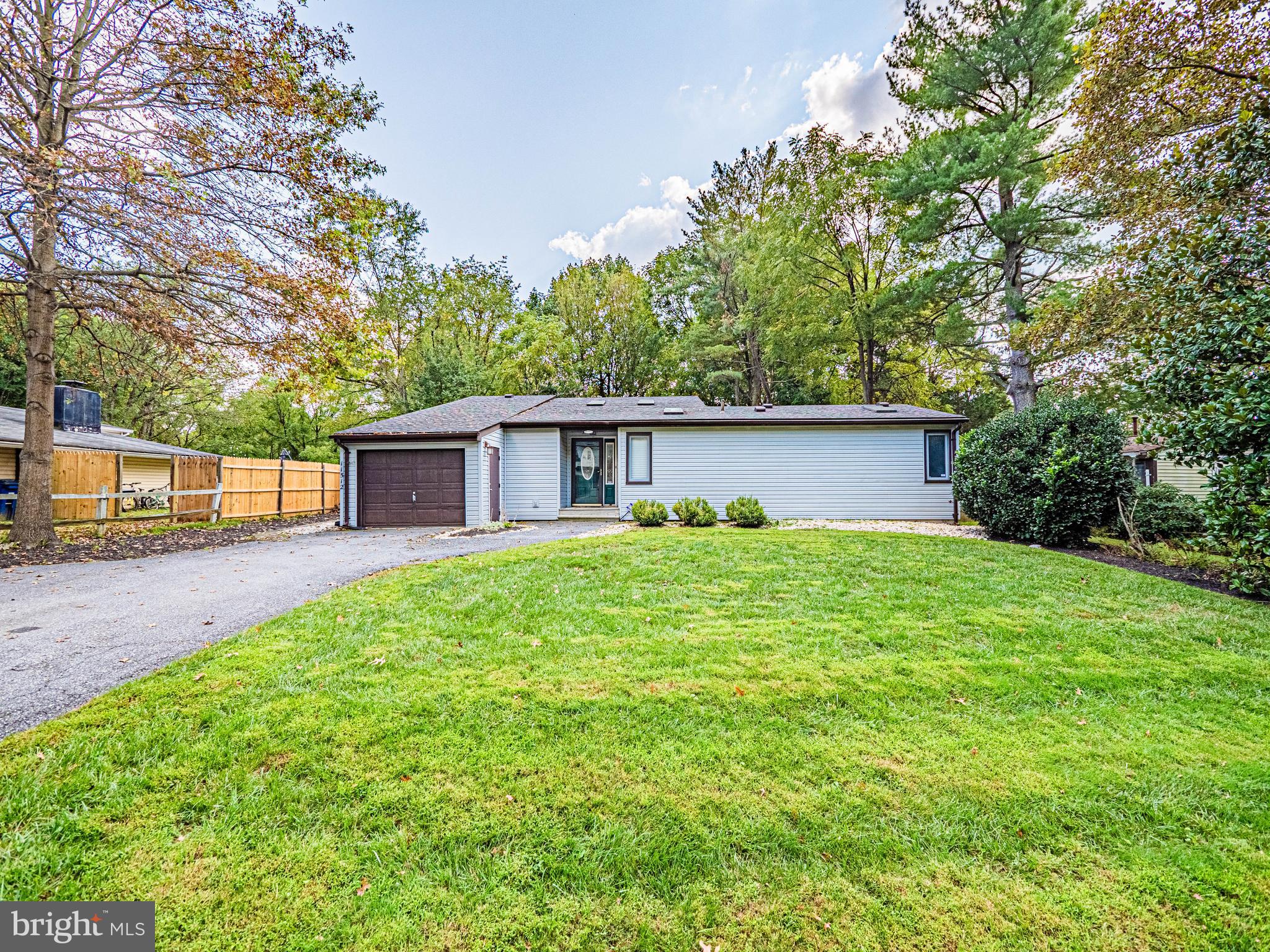 a view of a house with backyard and garden