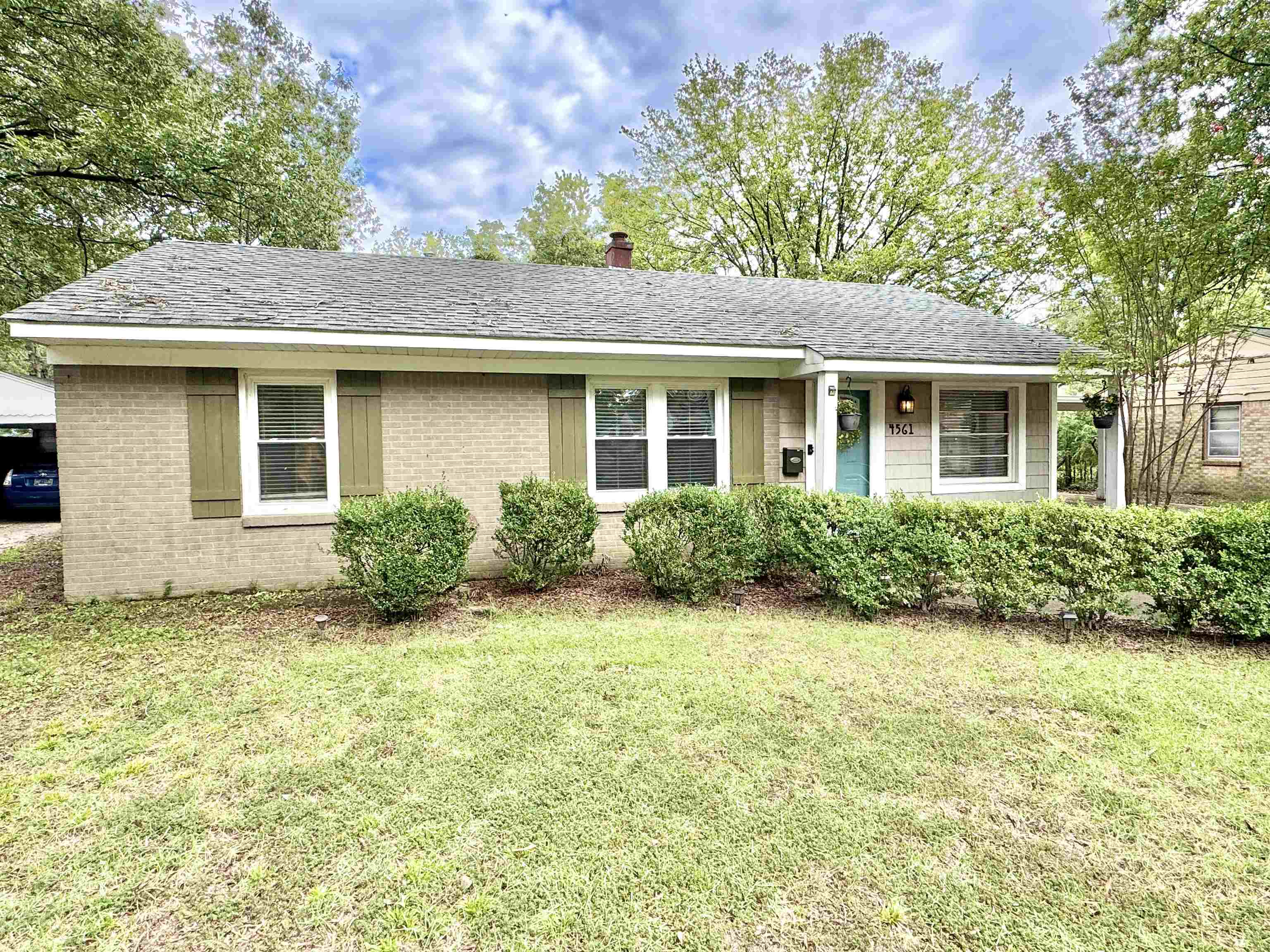 a view of a house with a yard