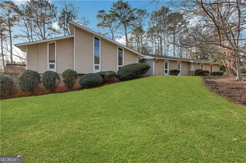 a view of a house with backyard and garden