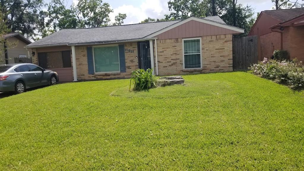 a view of a yard in front of house