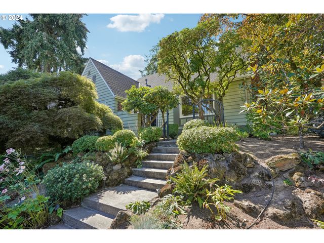 $850,000 | 906 Southwest Chestnut Street | Hillsdale