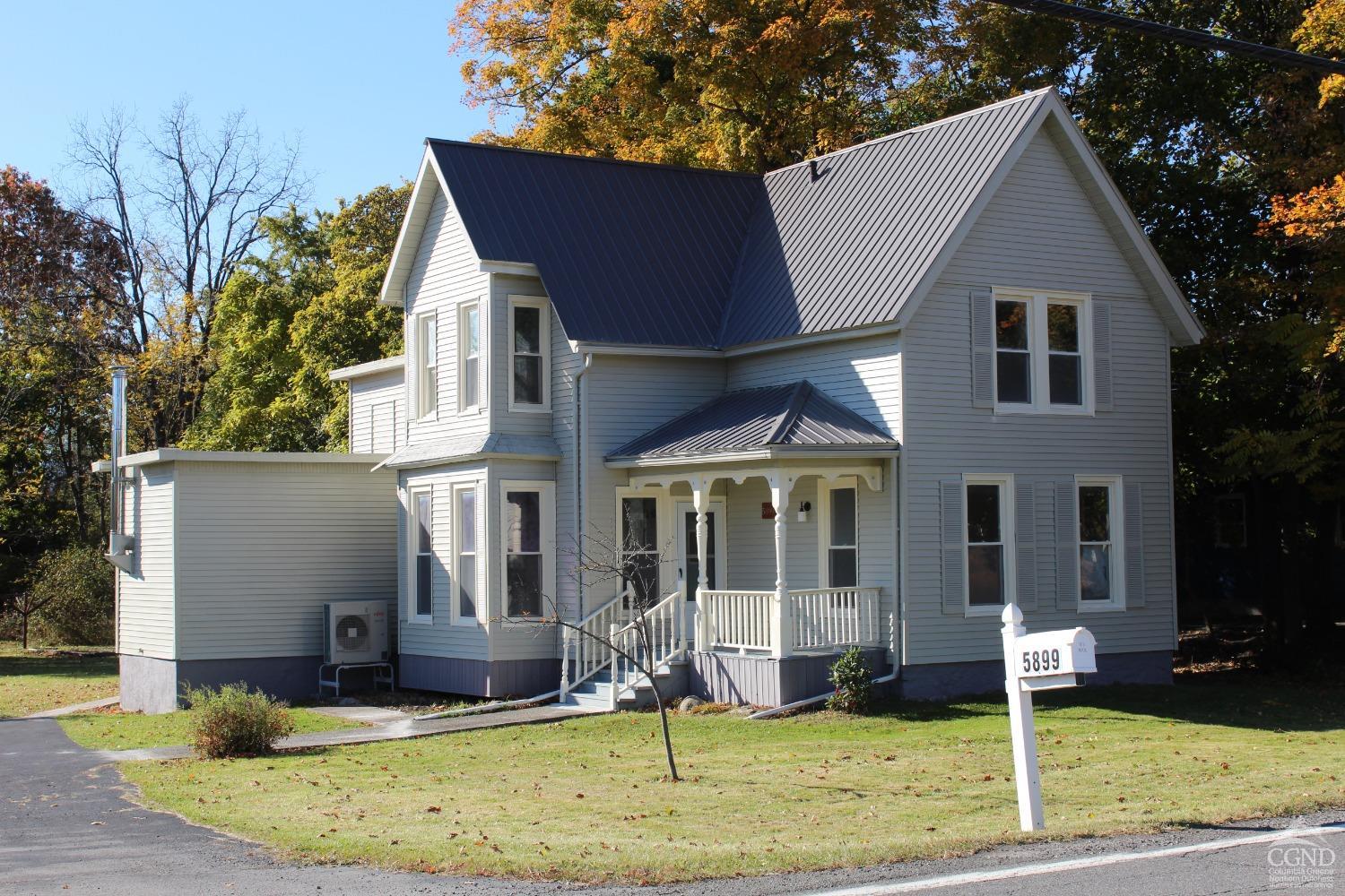 a view of a house with backyard