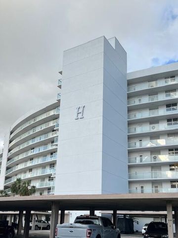 $2,200 | 2731 Northeast 14th Street, Unit 304 | Avalon Harbor