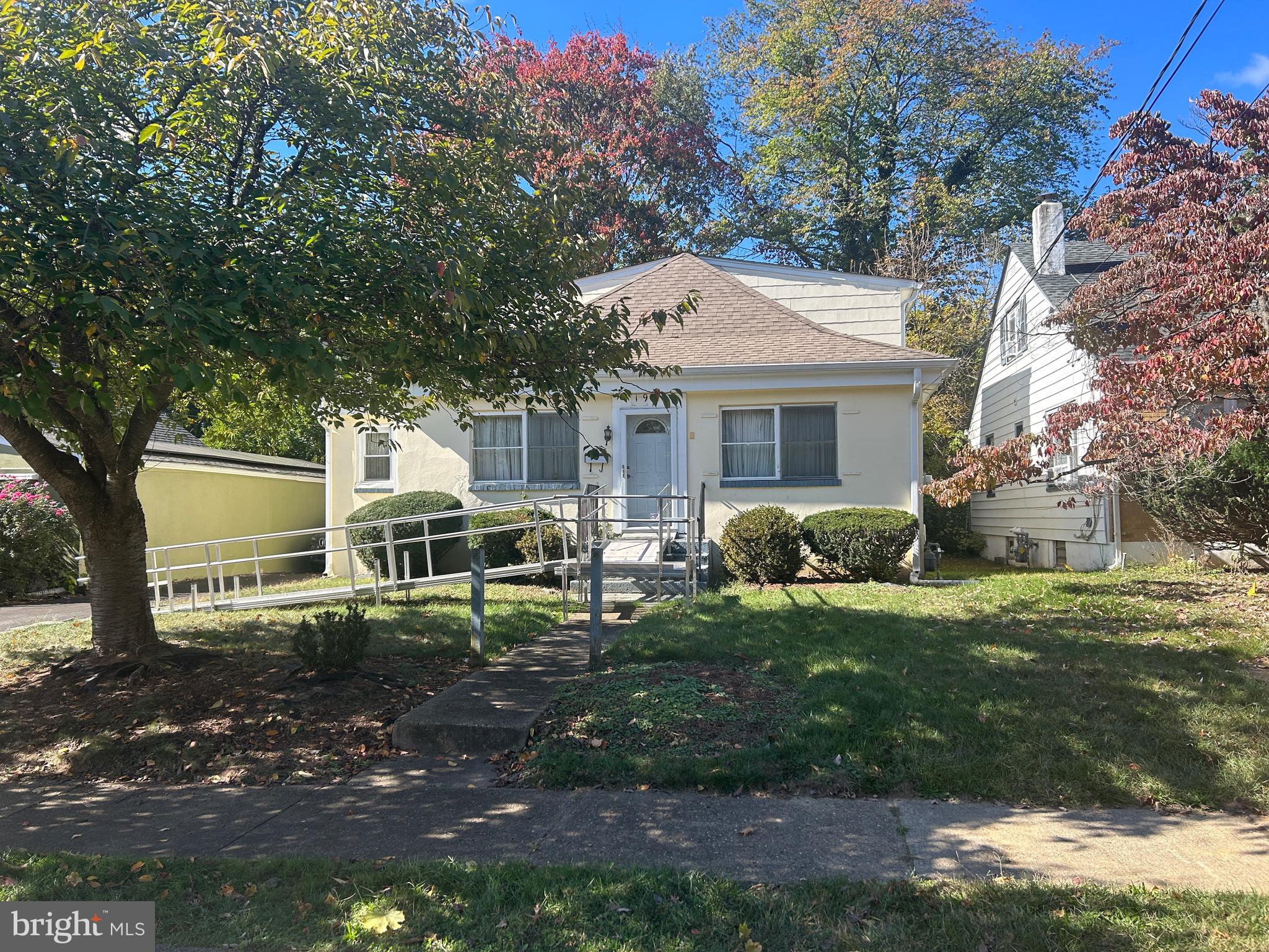 a view of a house with backyard