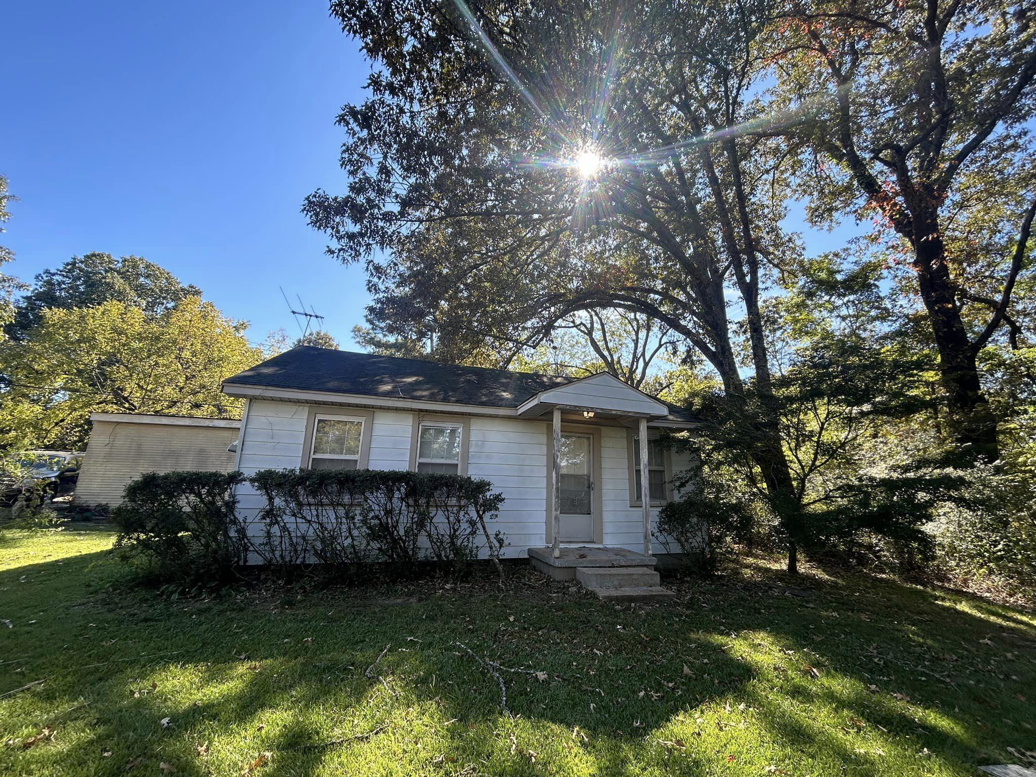 View of front facade with a front lawn