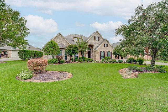 $855,000 | 2202 Lakeway Drive | Friendswood