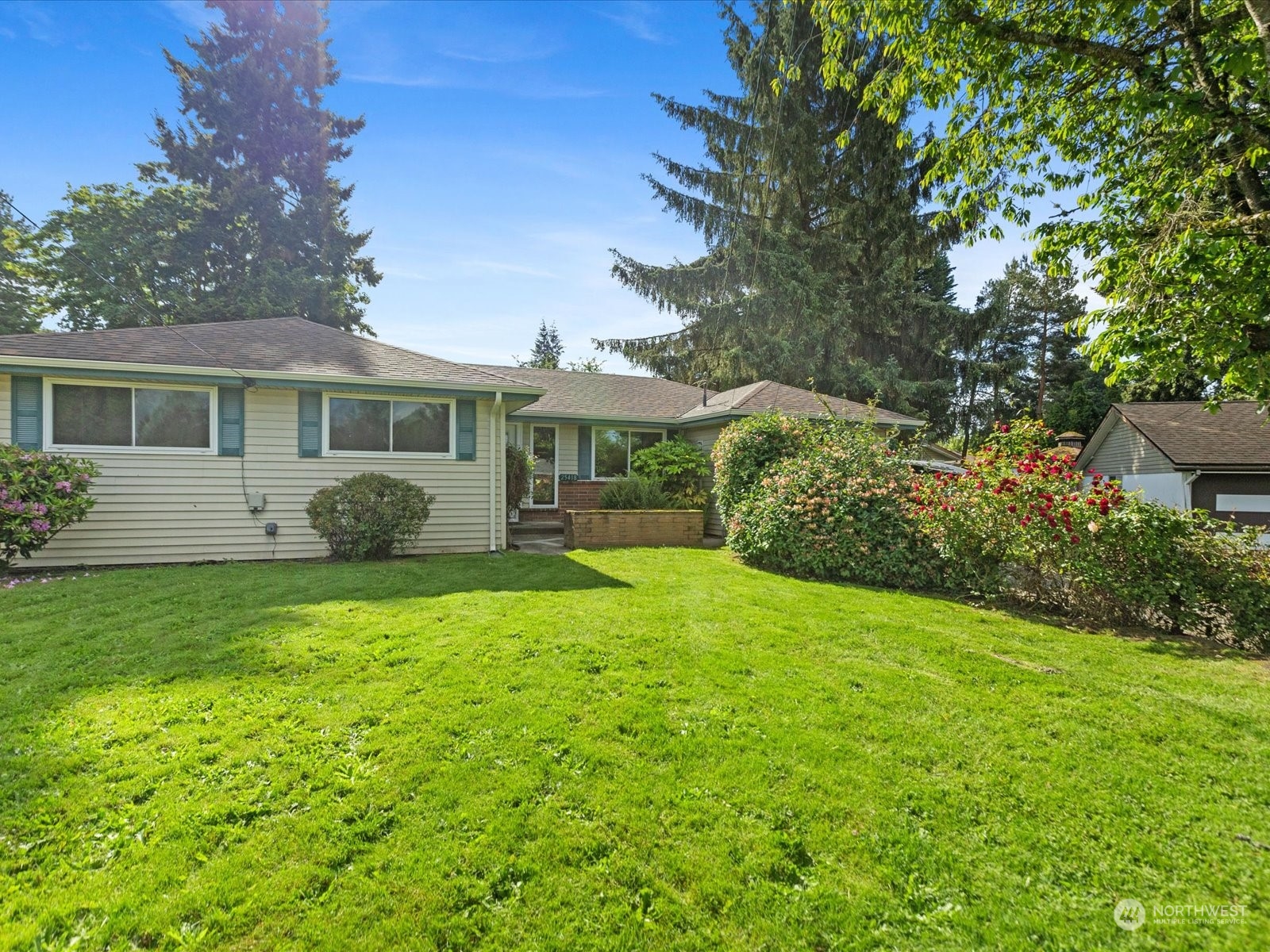 a view of a house with backyard and garden