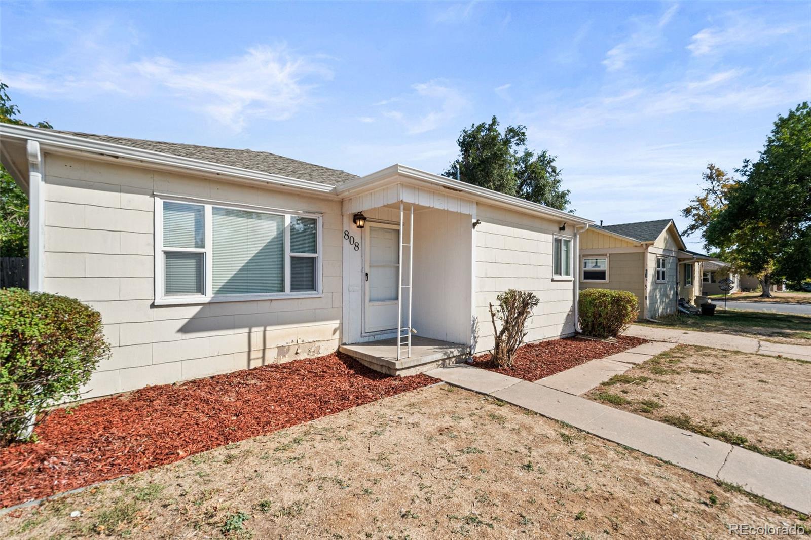 a view of a house with backyard