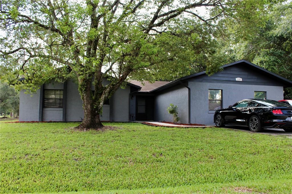 a view of a house with a yard