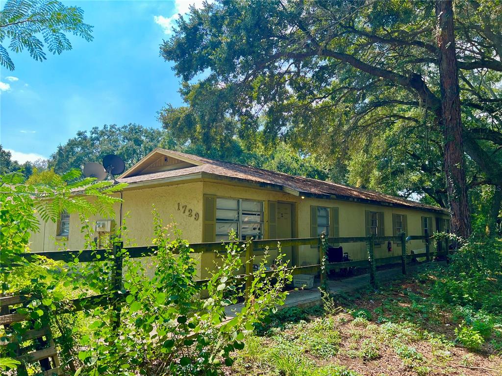 a view of a back yard