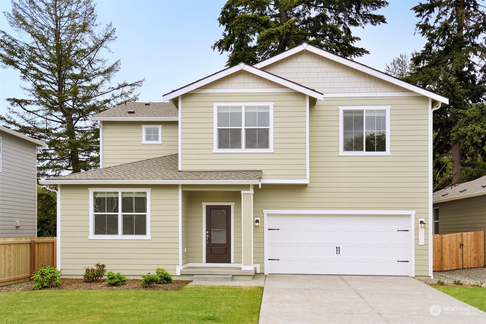 a view of a house with a yard and front area