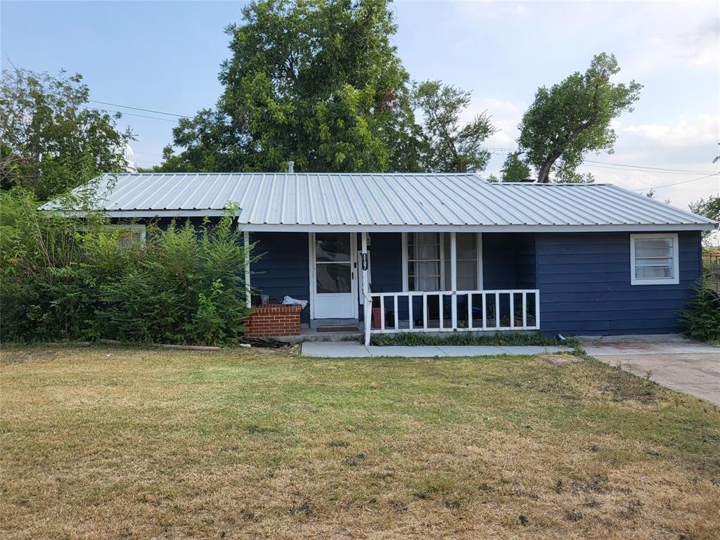 a view of a house with backyard and garden