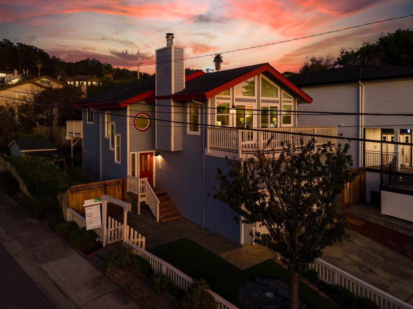 a view of front a house with a yard