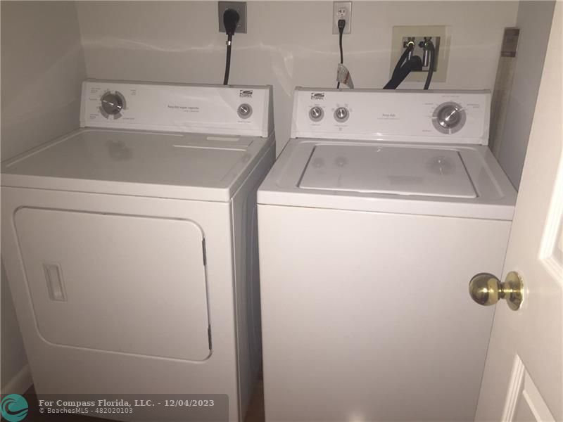 Whirlpool Estate Washer and Dryer Set