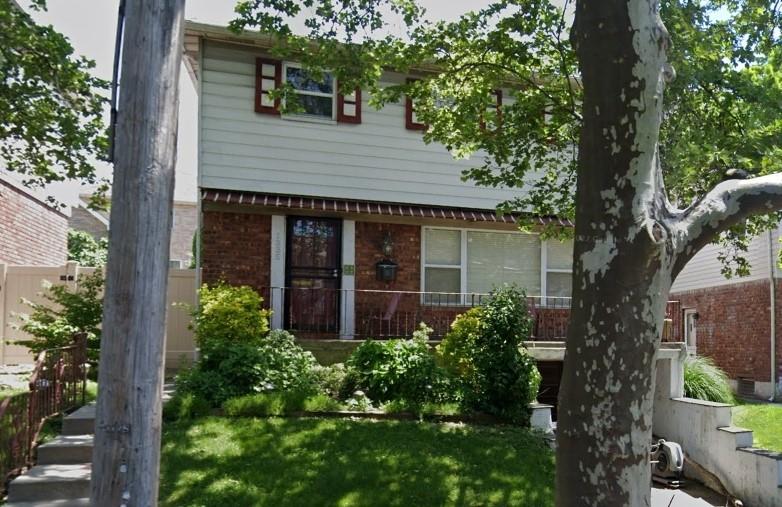 View of front facade featuring a front lawn