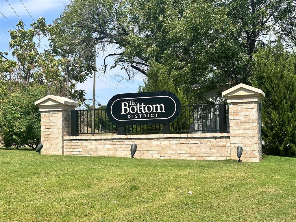 a view of sign board with yard