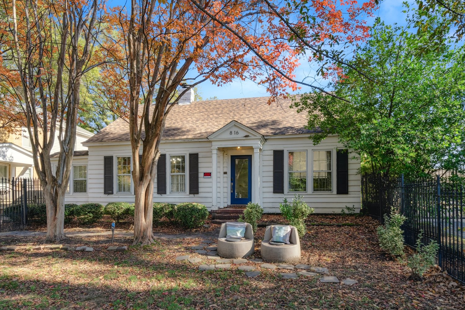 a view of a house with backyard and trees