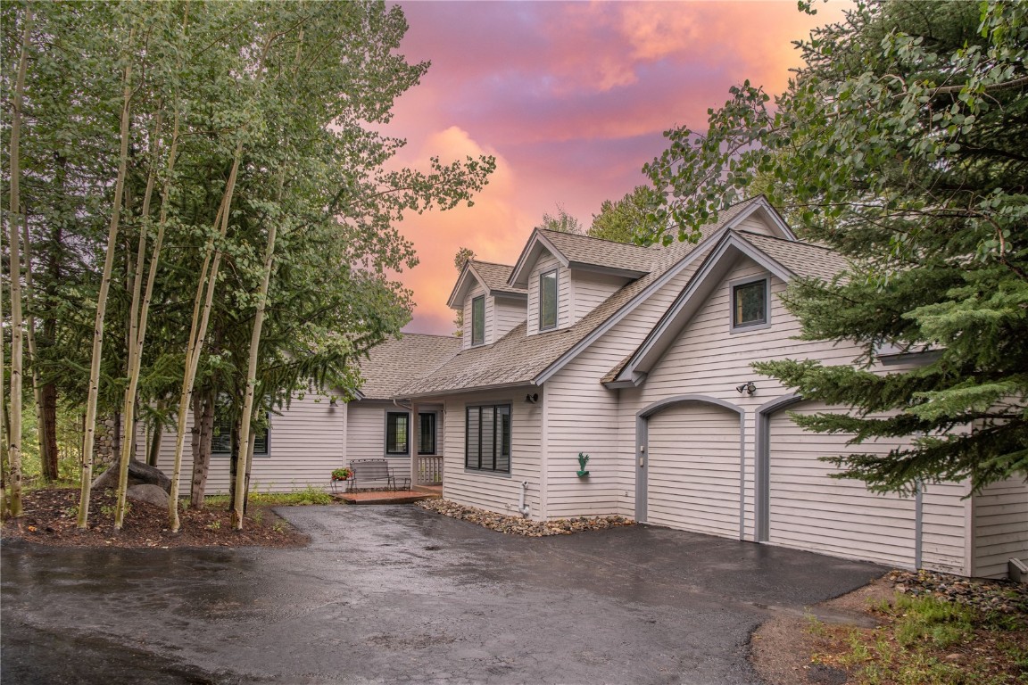 Access thru a private lane to this secluded Keystone Ranch home