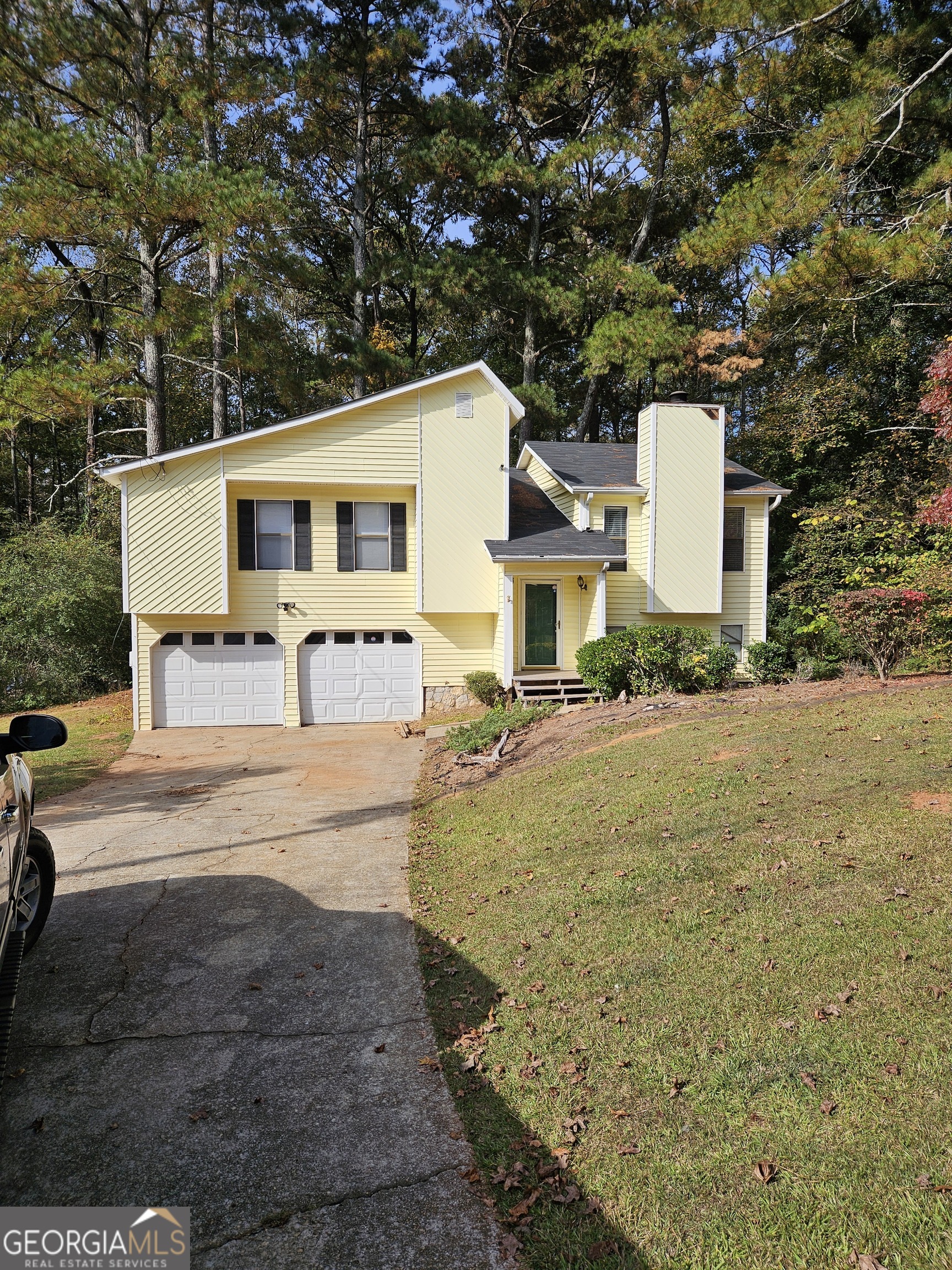 a view of a house with backyard and sitting area