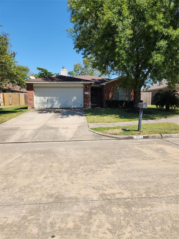 a view of a back yard