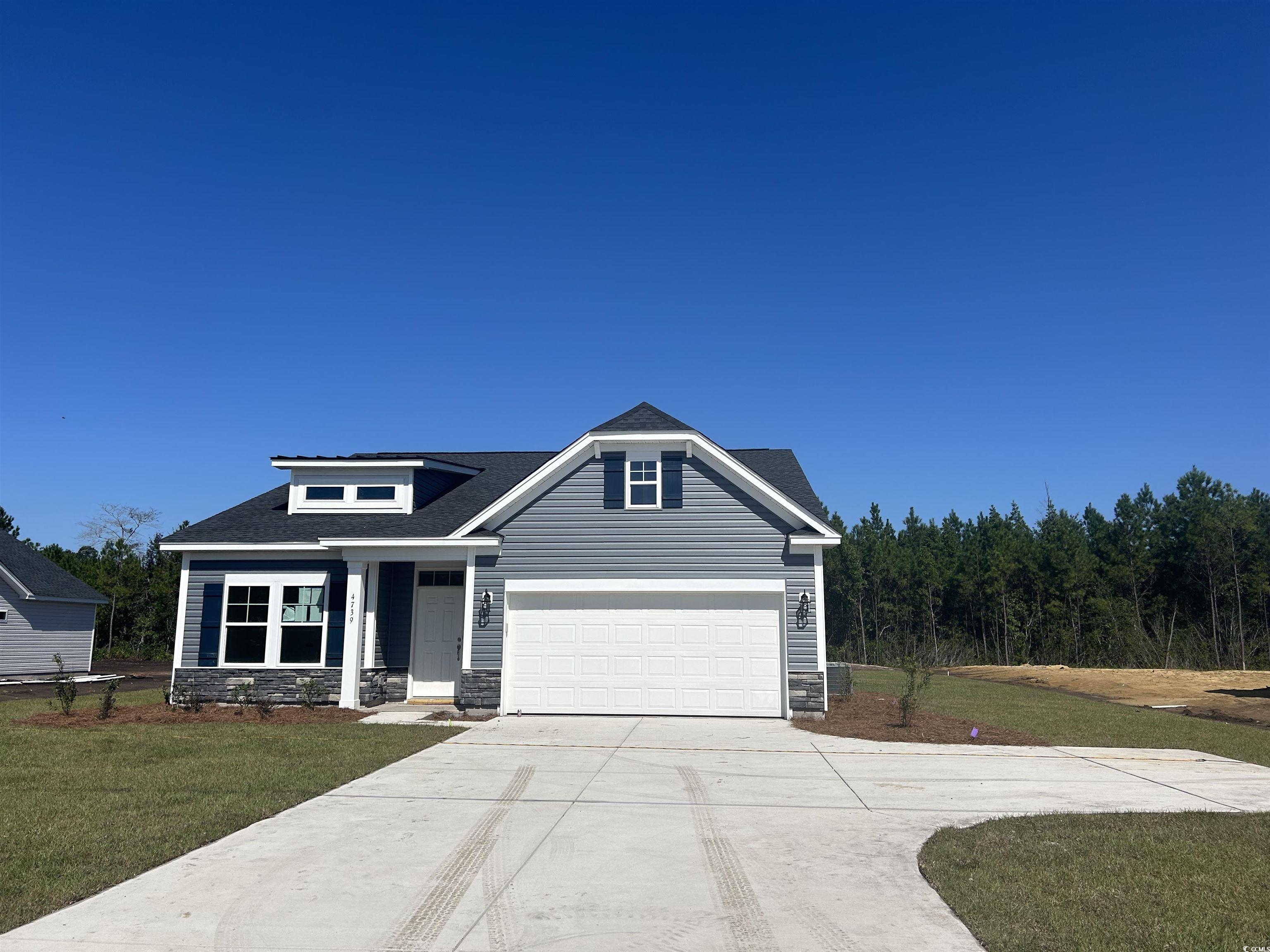 Craftsman house featuring a front yard