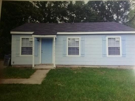 a view of front of a house with a yard