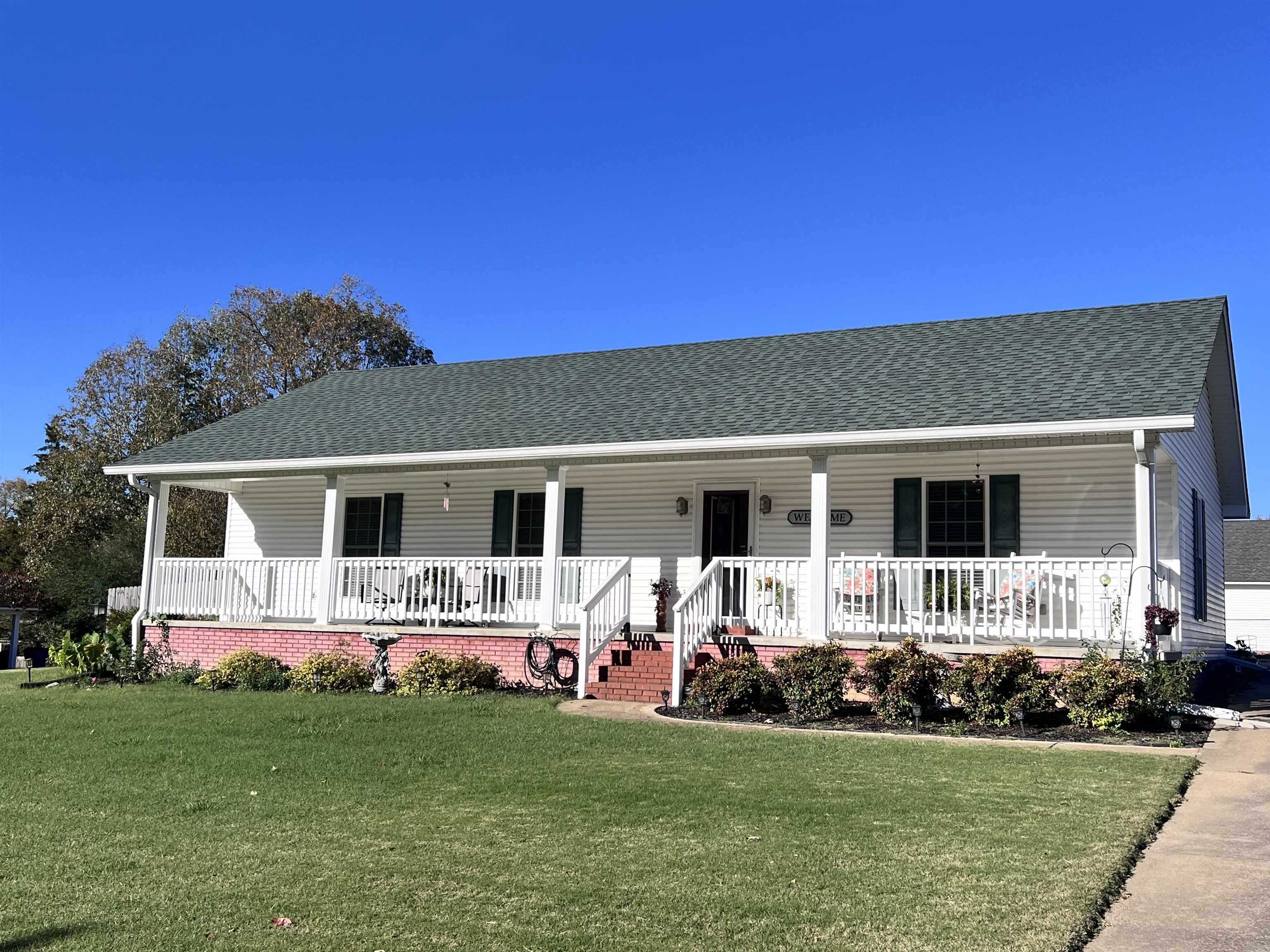 View of front of house featuring a front yard