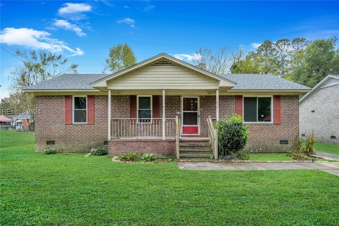 View of front facade featuring a front lawn and a