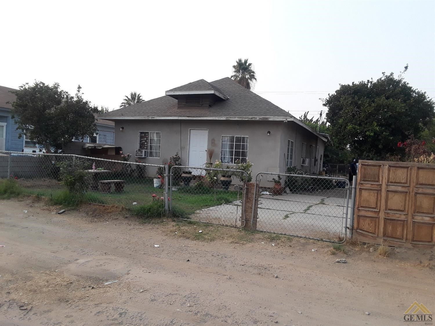 a view of a house with backyard