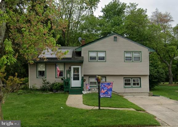 a view of a house with a yard