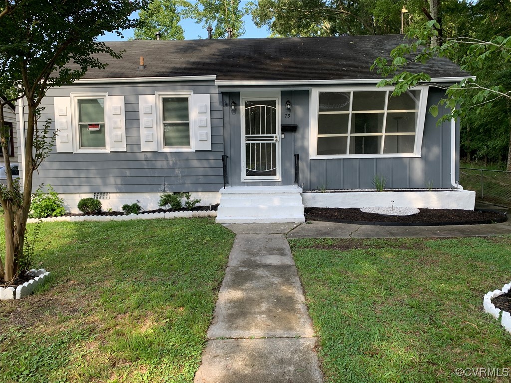 View of front of home featuring a front yard