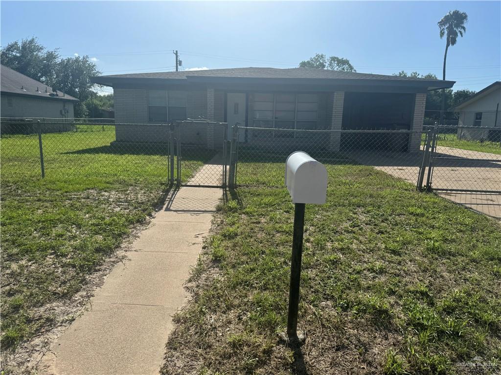 Manufactured / mobile home with a front lawn