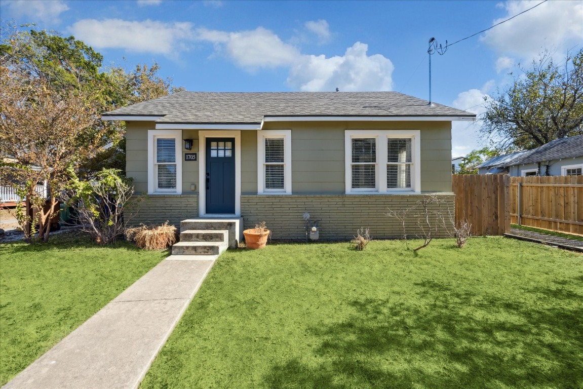 a view of a house with a yard