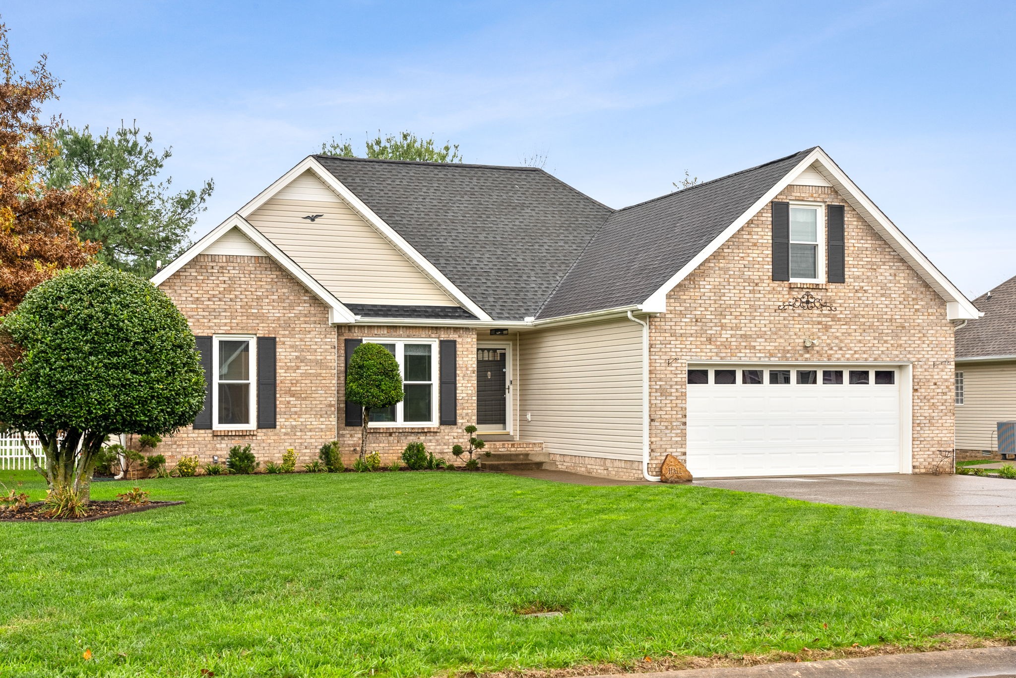 a view of a house with a yard