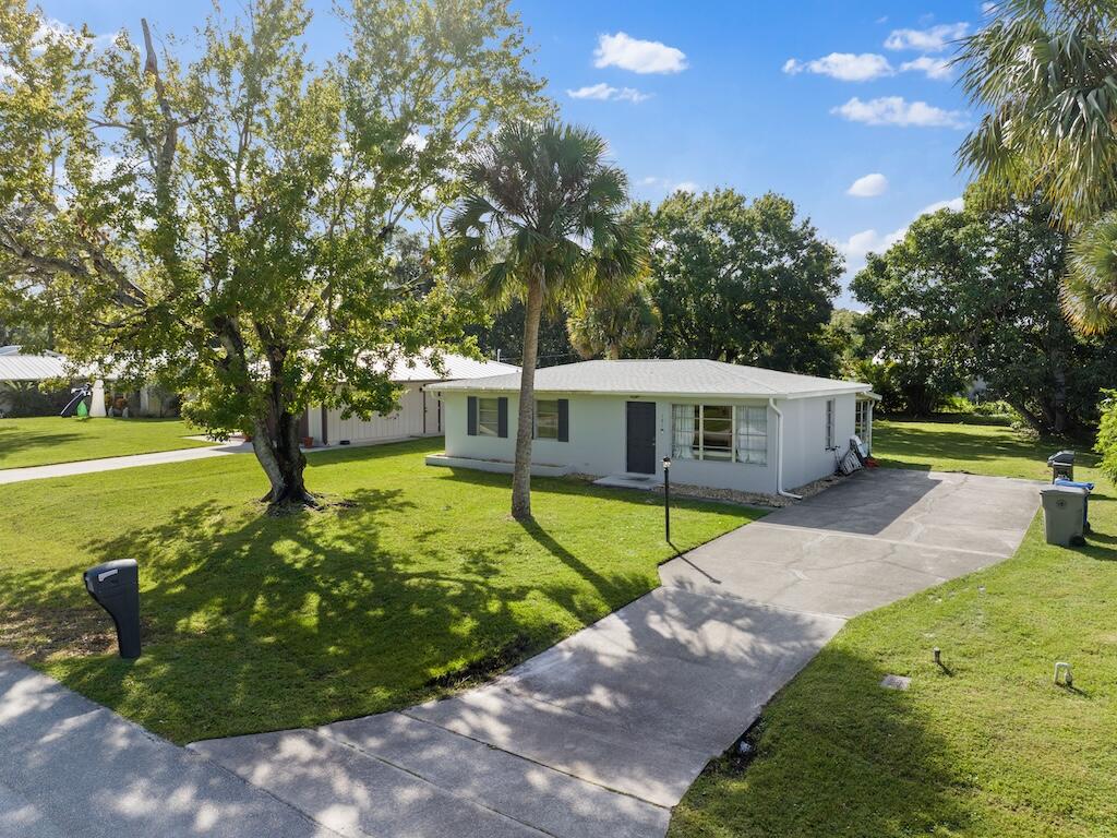 a view of a house with a yard