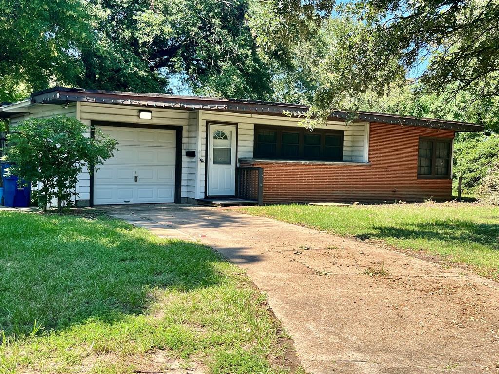 a front view of house with yard