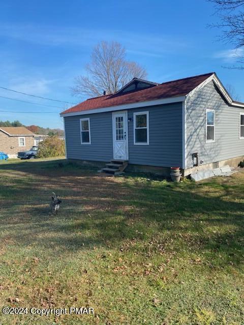 a view of a house with a yard