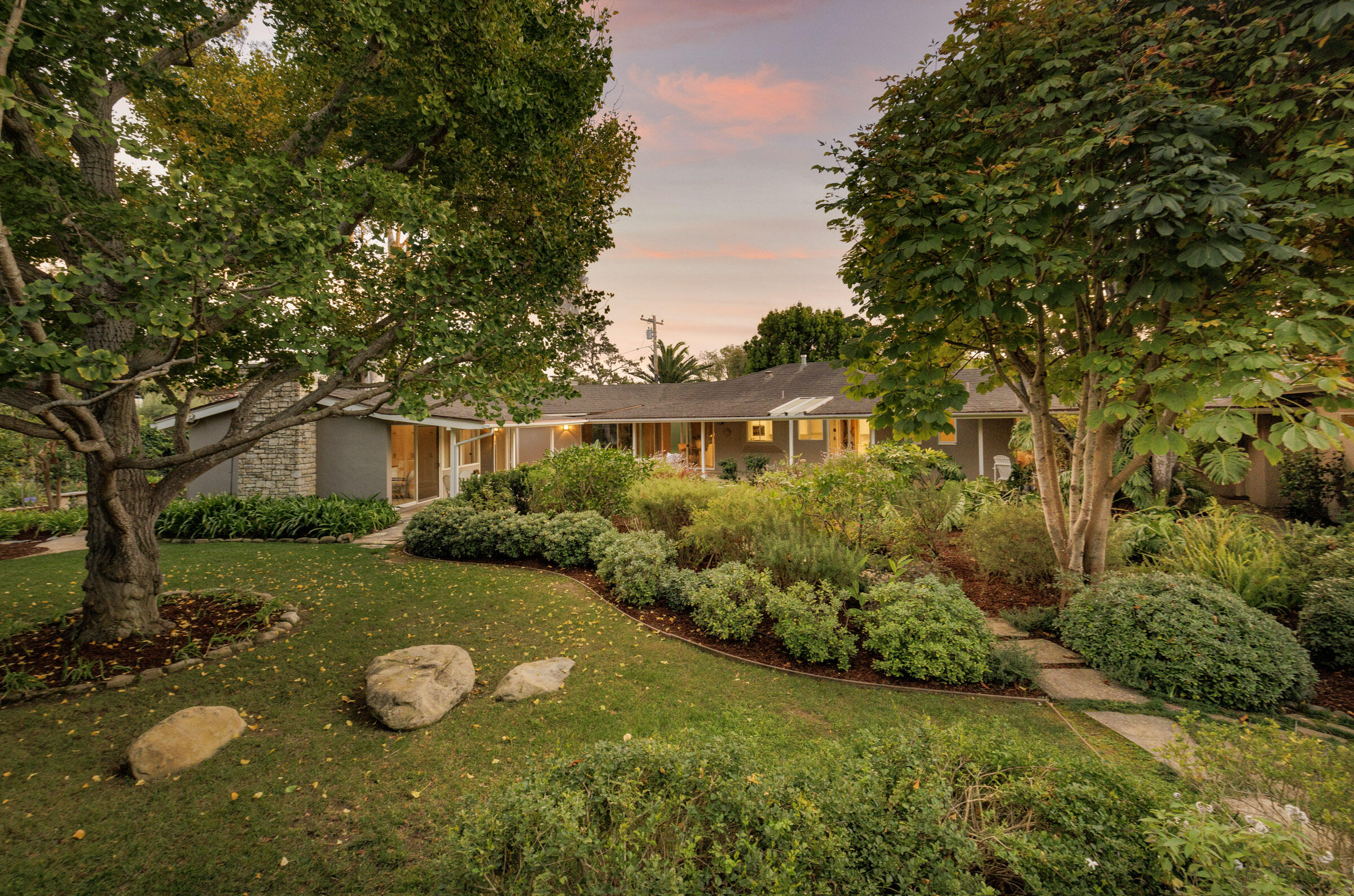 a view of a house with backyard and garden