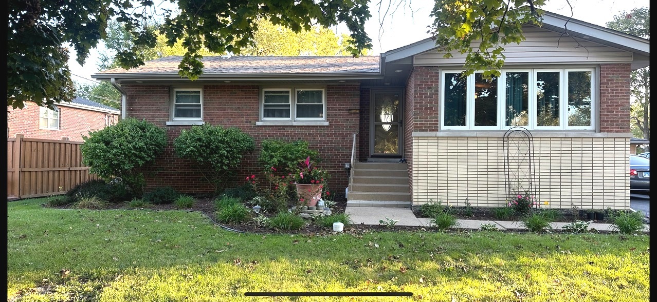 a view of a house with a yard and plants