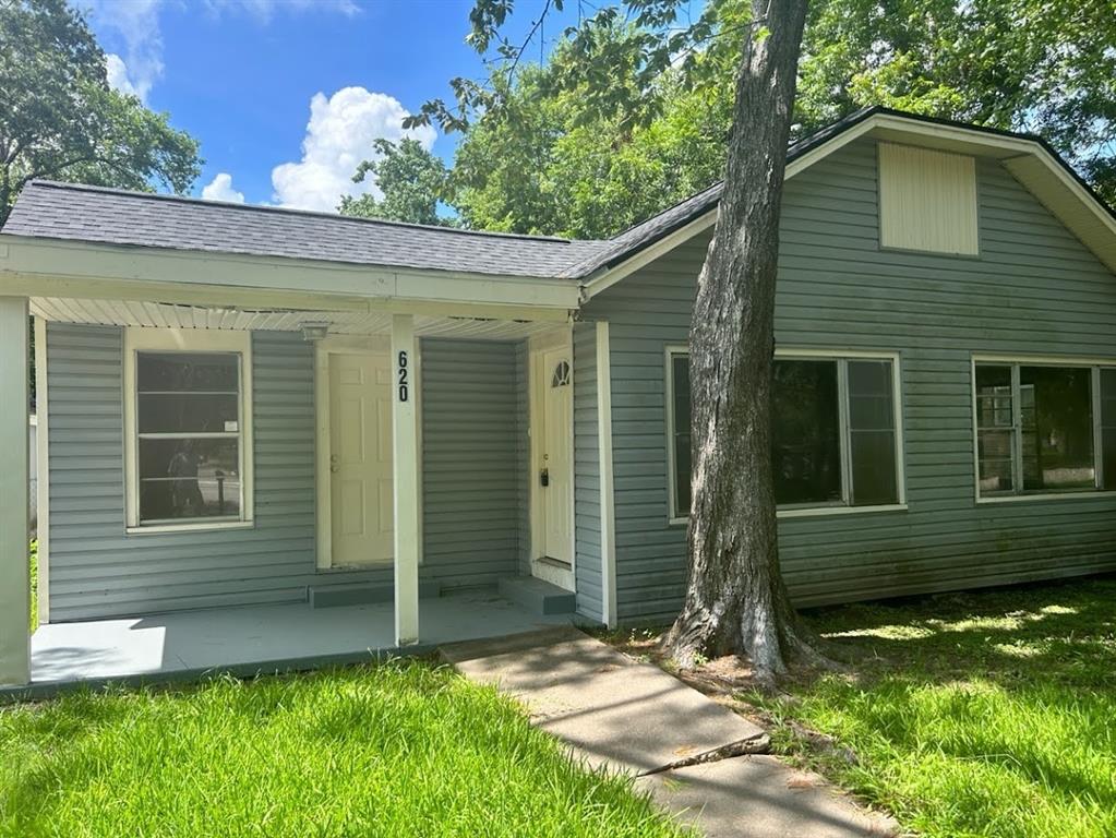 a view of a house with a yard