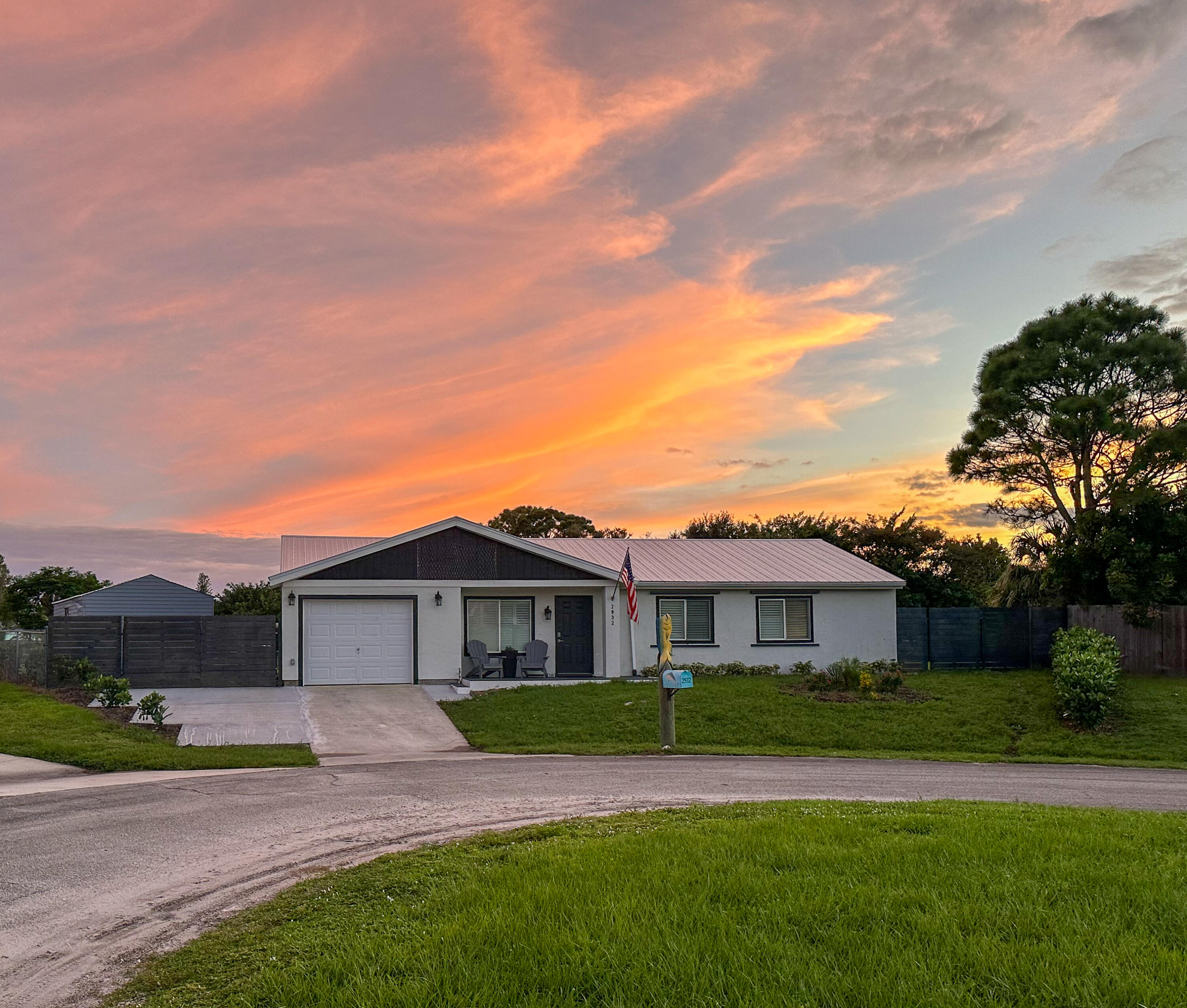 a view of a yard in front of a house