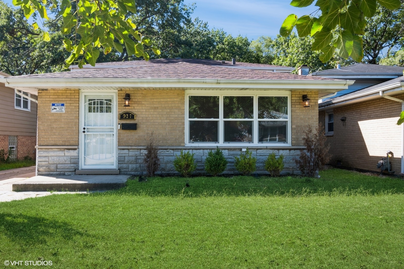 a view of front of a house with a yard